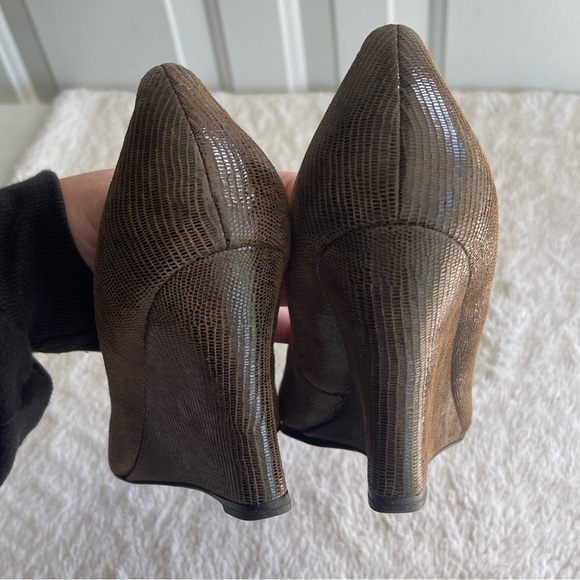 Ann Taylor reptile texture leather round toe wedge - Picture 6 of 8